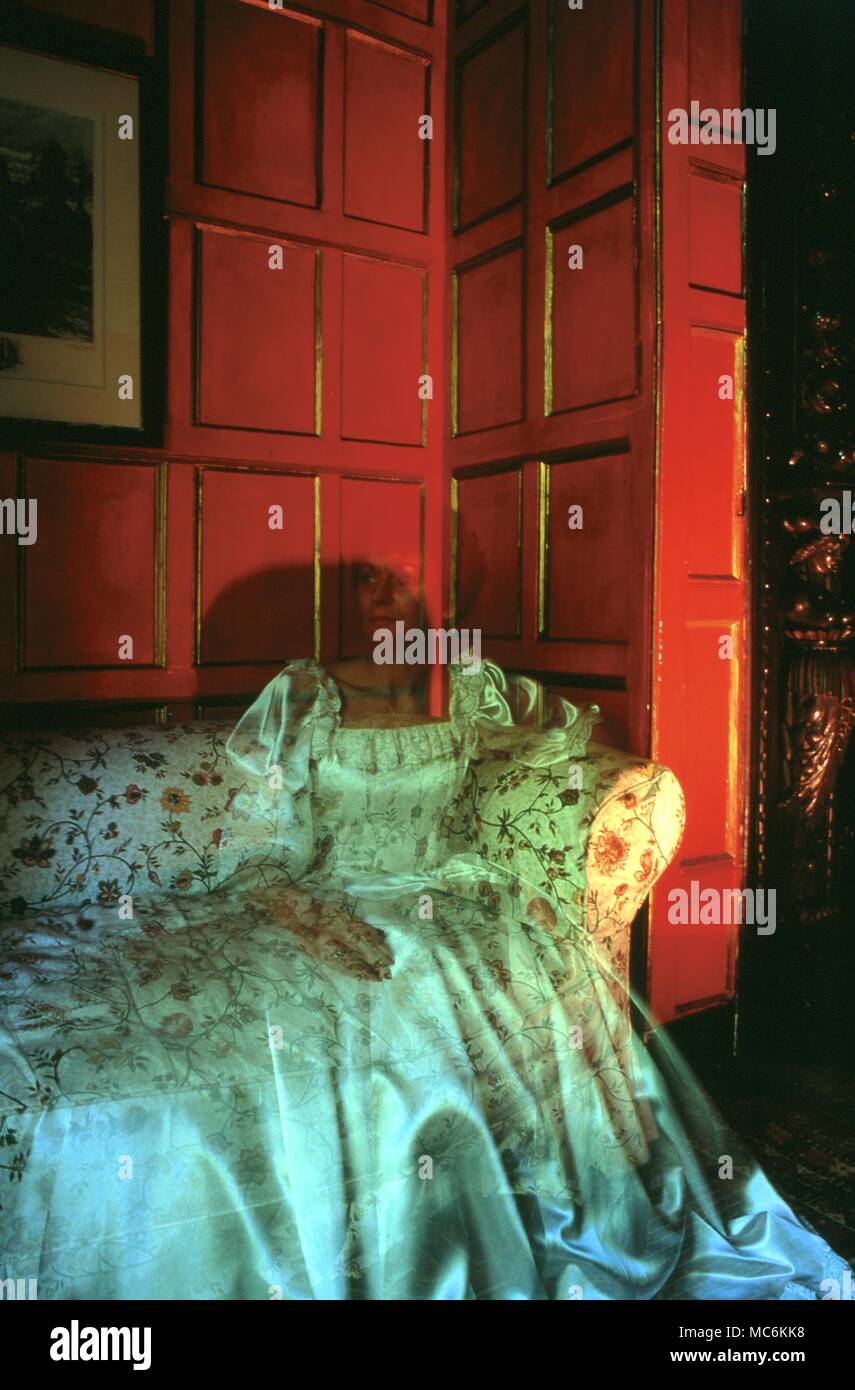 Phénomènes paranormaux. Fantôme d'une femme en blanc, vu dans la bibliothèque lambrissée de petite maison, Glos. Double exposition Banque D'Images
