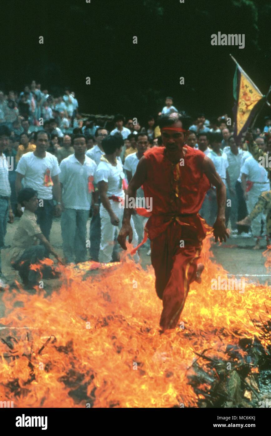 Firewalking sur braises rouges chinois durant la fête de la Grand Dieu Singe. Hong Kong Banque D'Images