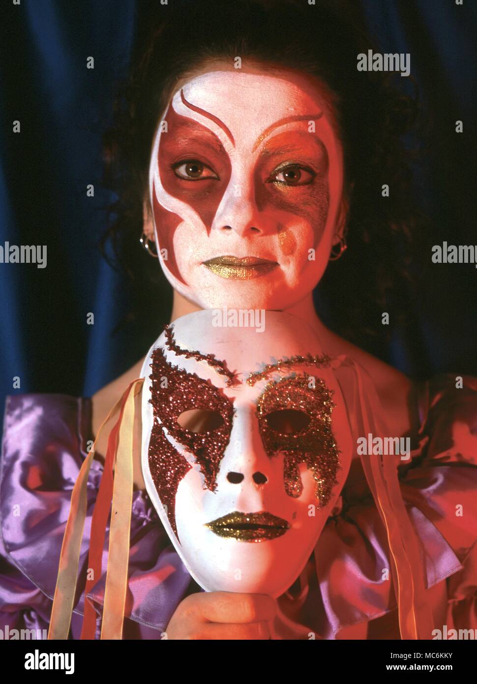 - Masque Vénitien. Girl exerçant son masque carnaval vénitien et avec le maquillage qui va avec. Banque D'Images