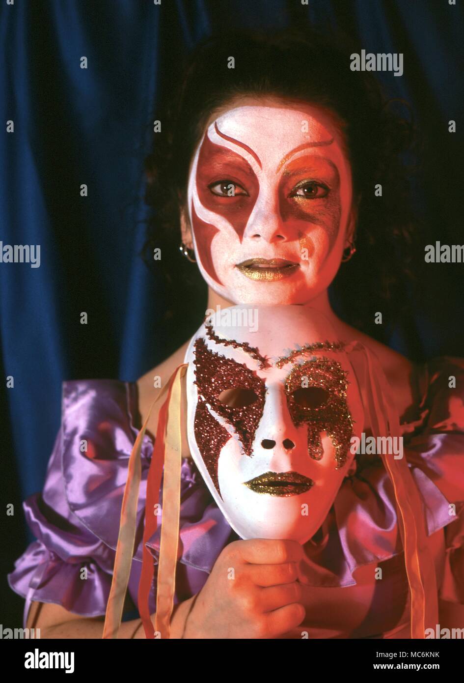 - Masque Vénitien. Girl exerçant son masque carnaval vénitien et avec le maquillage qui va avec. Banque D'Images