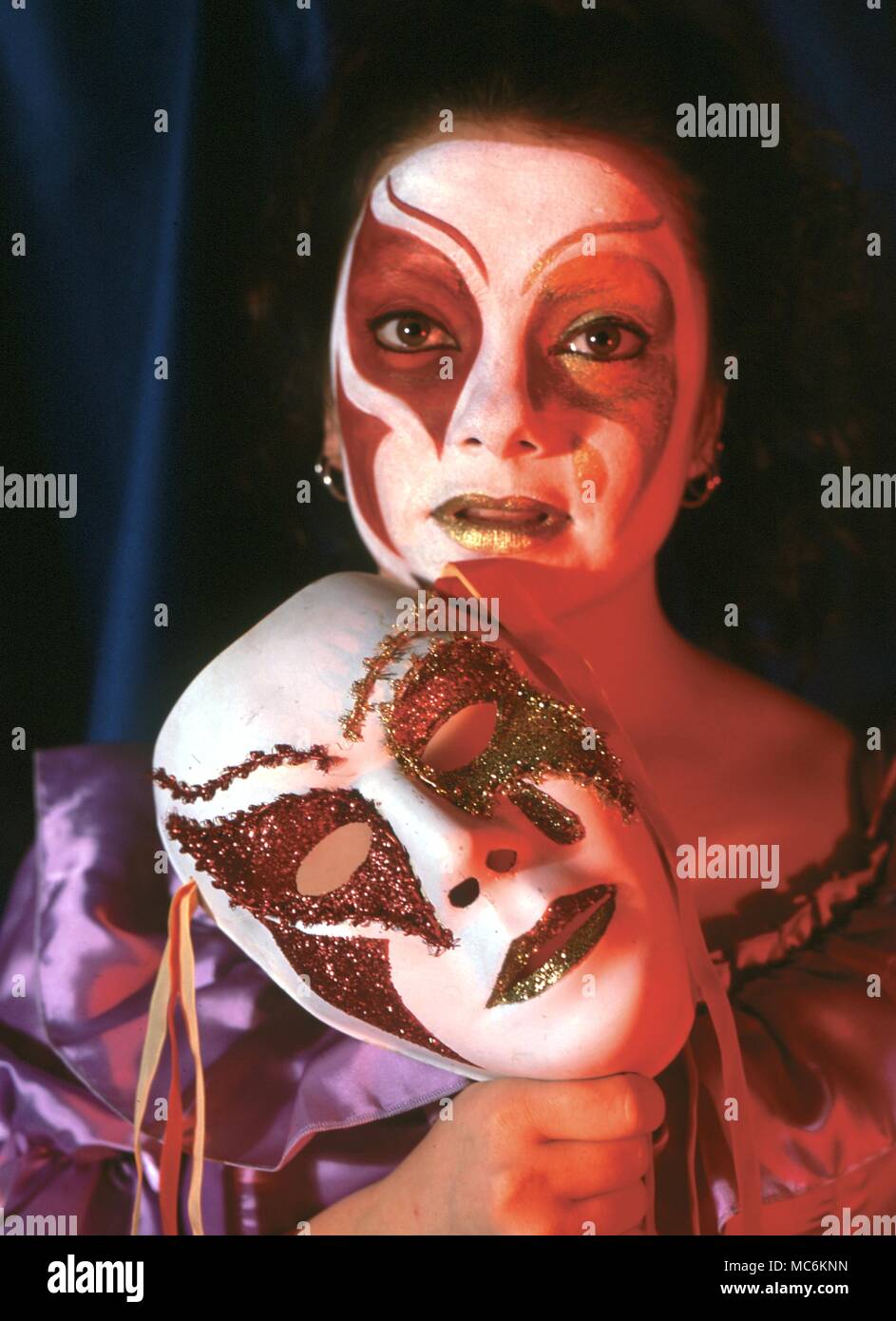 - Masque Vénitien. Girl exerçant son masque carnaval vénitien et avec le maquillage qui va avec. Banque D'Images