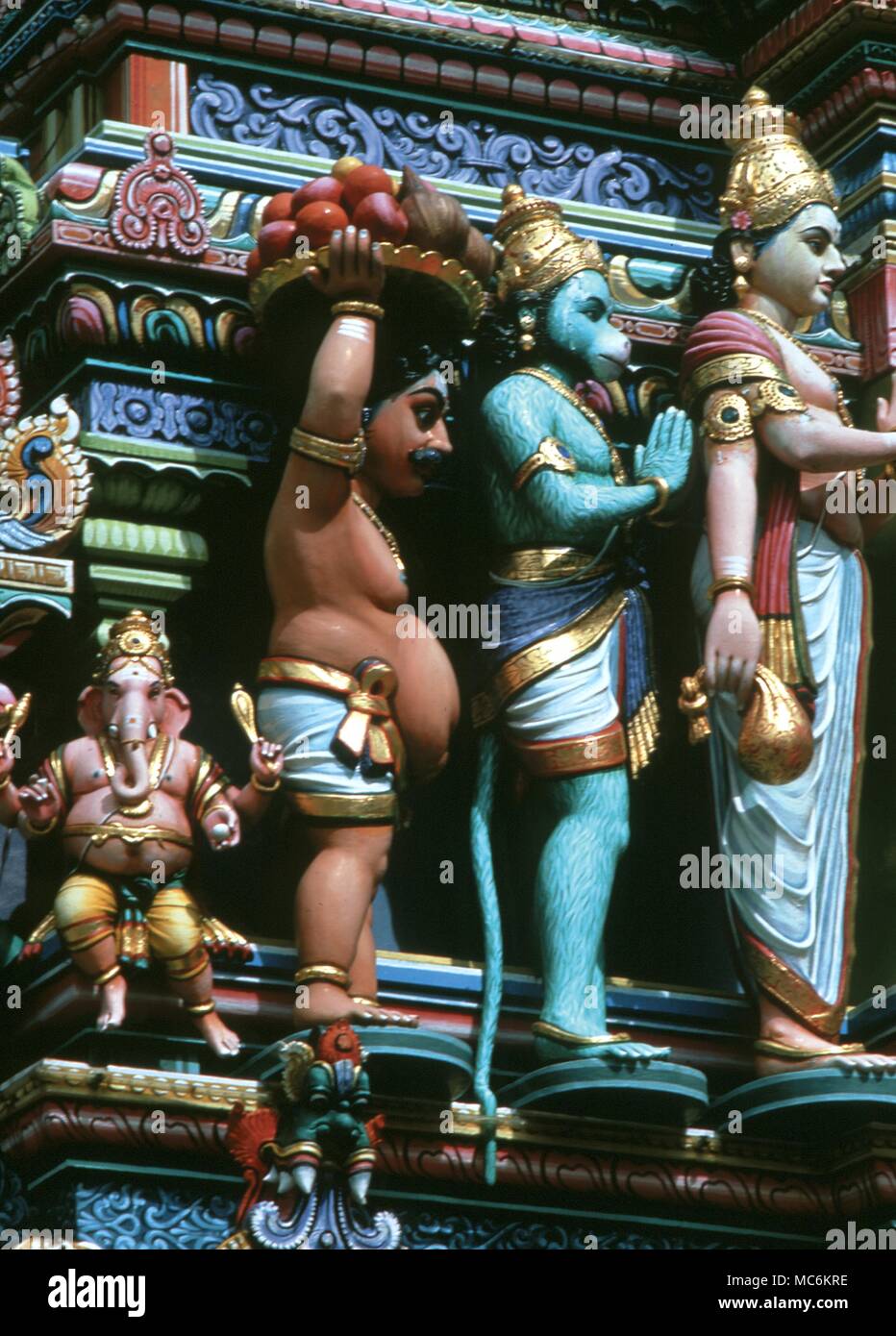 La mythologie Hindoue. Ganesa, dieu à tête d'éléphant de la sagesse avec le nain, Vamana et Hanuman, le dieu singe. Temple Hindou de Singapour Banque D'Images