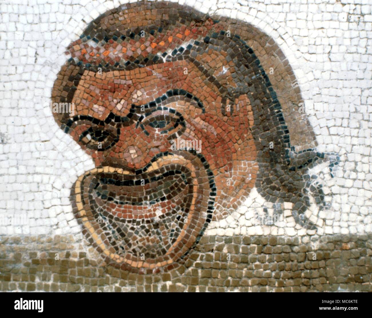 Les masques. Mosaïque de masque de tragédie grecque, à partir d'une ancienne chaussée grec près de Argos, Grèce. Banque D'Images