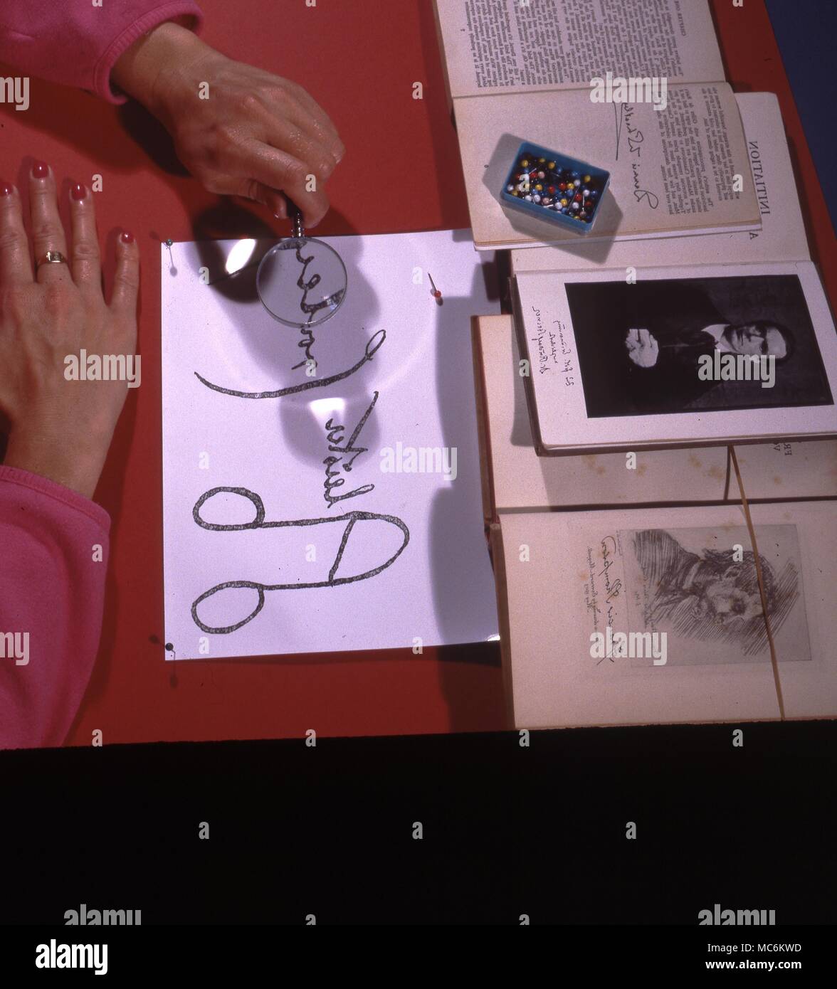 La graphologie. Graphologue un examen d'une grande signature du magicien noir Aleister Crowley. La signature de Francis Thompson, Rudolf Steiner & Denis Wheatley sont également visibles Banque D'Images