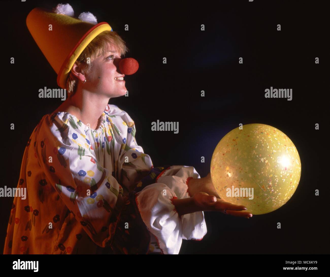 Scène. Le clown magicien lance un ballon en l'air et il disparaît Banque D'Images