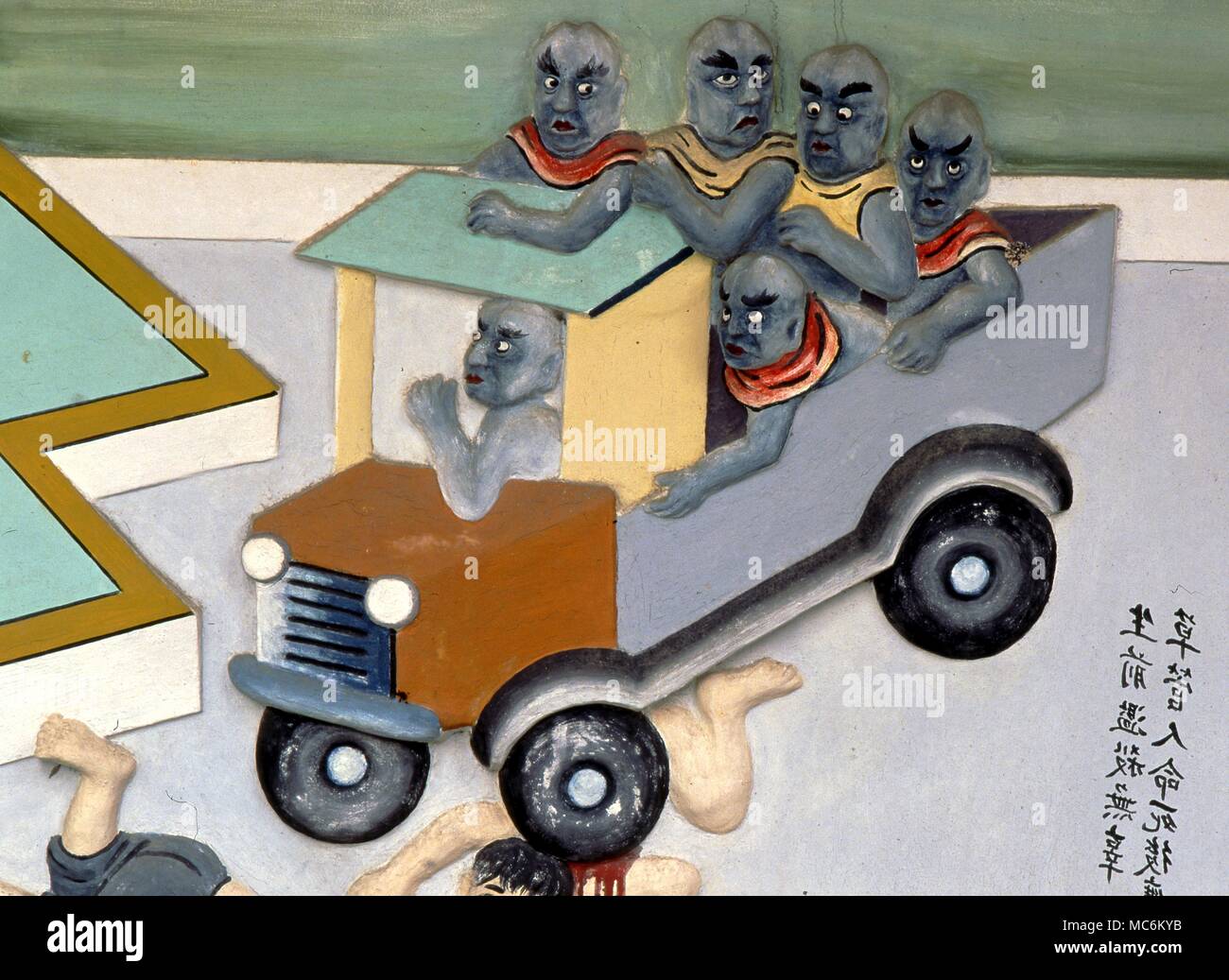 L'enfer - l'enfer Bouddhiste. L'enfer mis à jour sous la forme d'un camion rempli de démons, tournant sur les corps des pécheurs de la prostate. Fresque de la Tiger Balm Gardens Hong Kong Banque D'Images