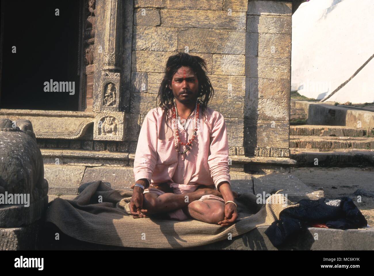 Saints Hommes. Fakir contorting son corps dans des poses de Yoga. Katmandu Banque D'Images