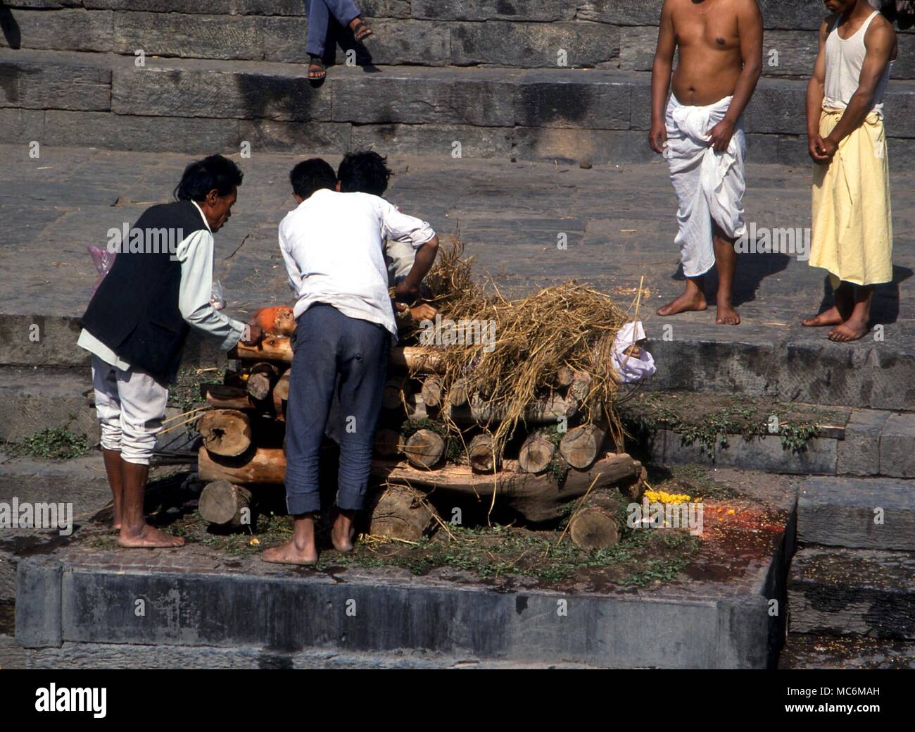 La crémation crémation hindou - mort d'un corps mort par la rivière Bagmati (vallée de Katmandou). Le fils, après avoir marché autour du cadavre trois fois, attendent le bûcher Banque D'Images