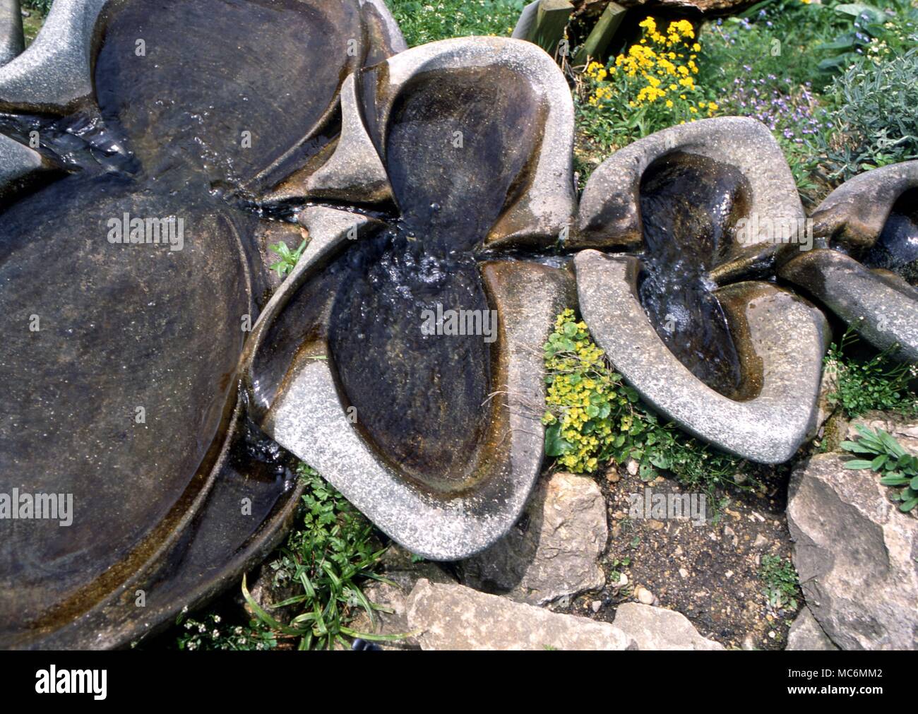 L'anthroposophie des débits d'eau, conçus selon les principes énoncés par le grand esotericist Rudolf Steiner. 1861-1925, dans les jardins privés de Ruskin House près de Stroud Banque D'Images