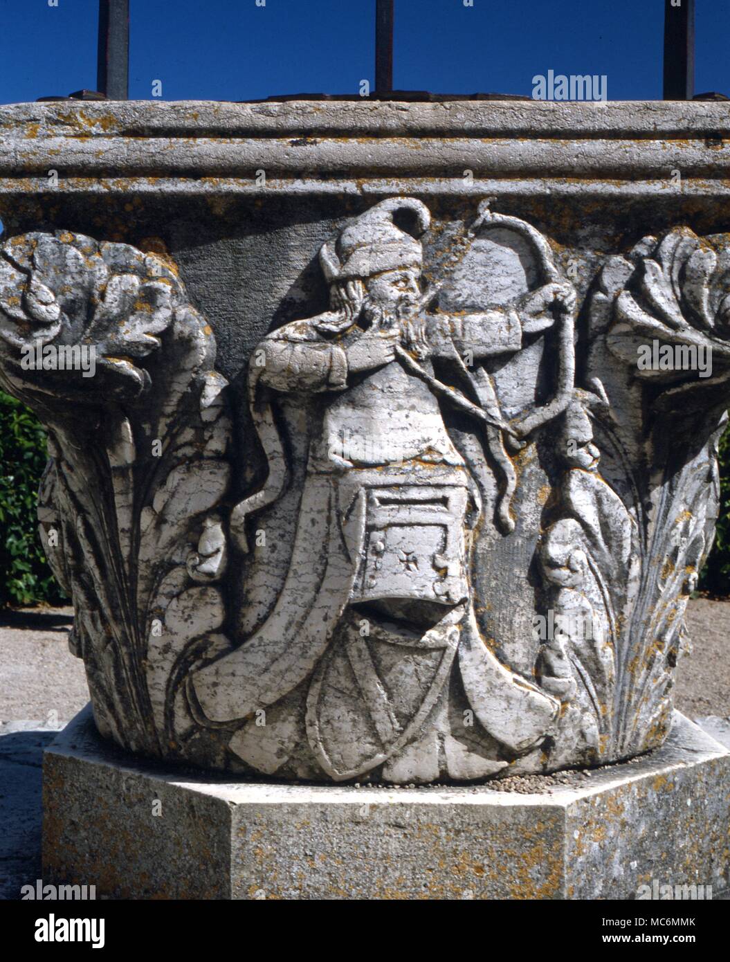 Tête bien curieux dans la cour du Château de Chaumont, où Catherine de Médicis l'astrologue Ruggieri du passé. Une des tours a servi de son observatoire. C'est ici que le sombre avenir de Catherine's sons a été prévu. Banque D'Images