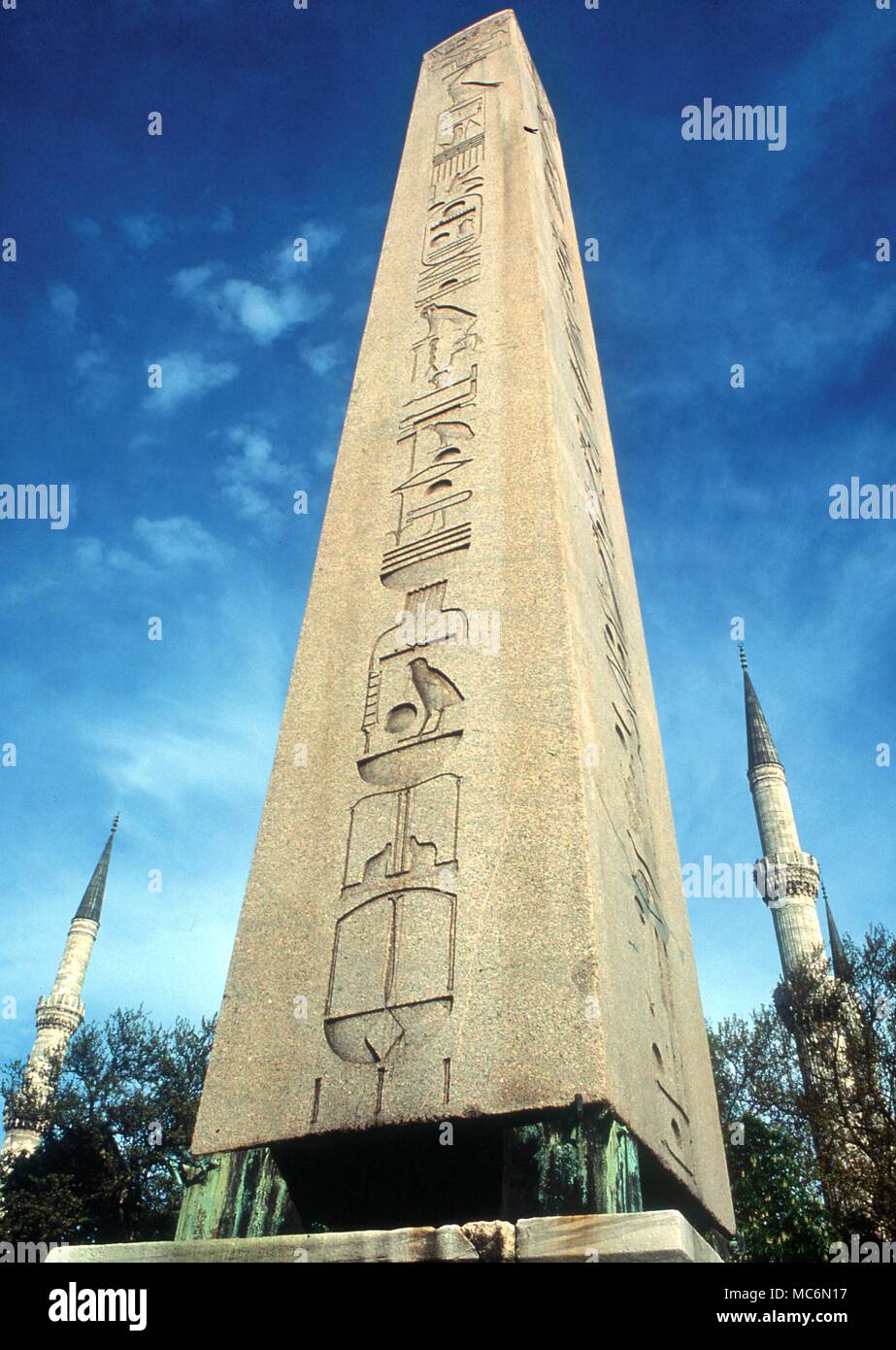 Obélisque égyptien antique posée sur le socle de Constantine, dans l'ancien hippodrome, à Istanbul. Banque D'Images
