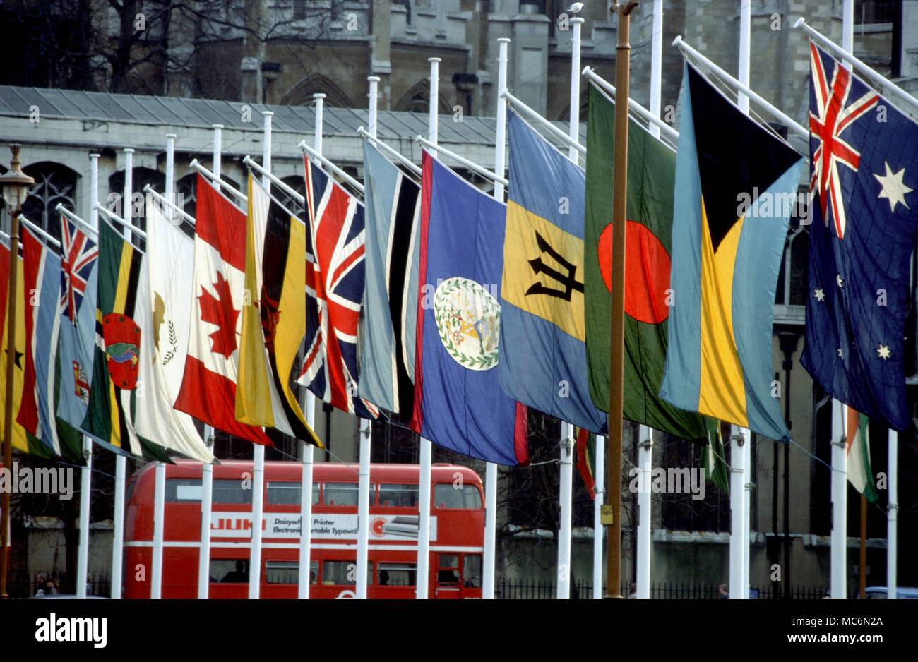 Drapeaux de tous les pays à la place du Parlement, Londres. Banque D'Images