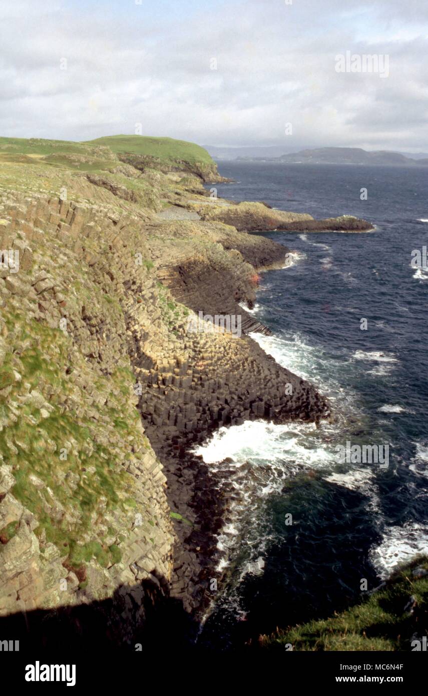 Les colonnes basaltiques Staffa hexagonal qui forment les falaises de l'île de Staffa et qui sont souvent considérées ont sculpté par des géants ou faites par les anciens magiciens Banque D'Images