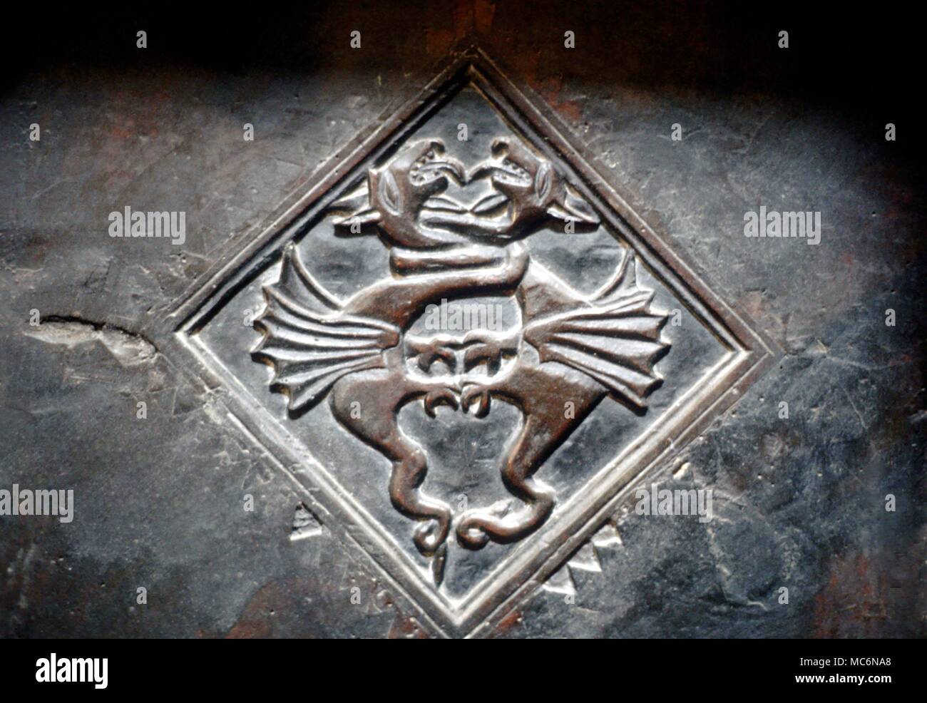 Dragons Matera xviiie siècle bois relief de dragons combats la cathédrale de Matera Banque D'Images