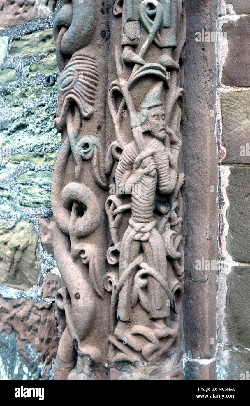 Dragons Détail des sculptures d'origine entrelacé Norman dragons mêlant les humains sur le porche sud de l'église paroissiale Kilpeck xiie siècle Banque D'Images