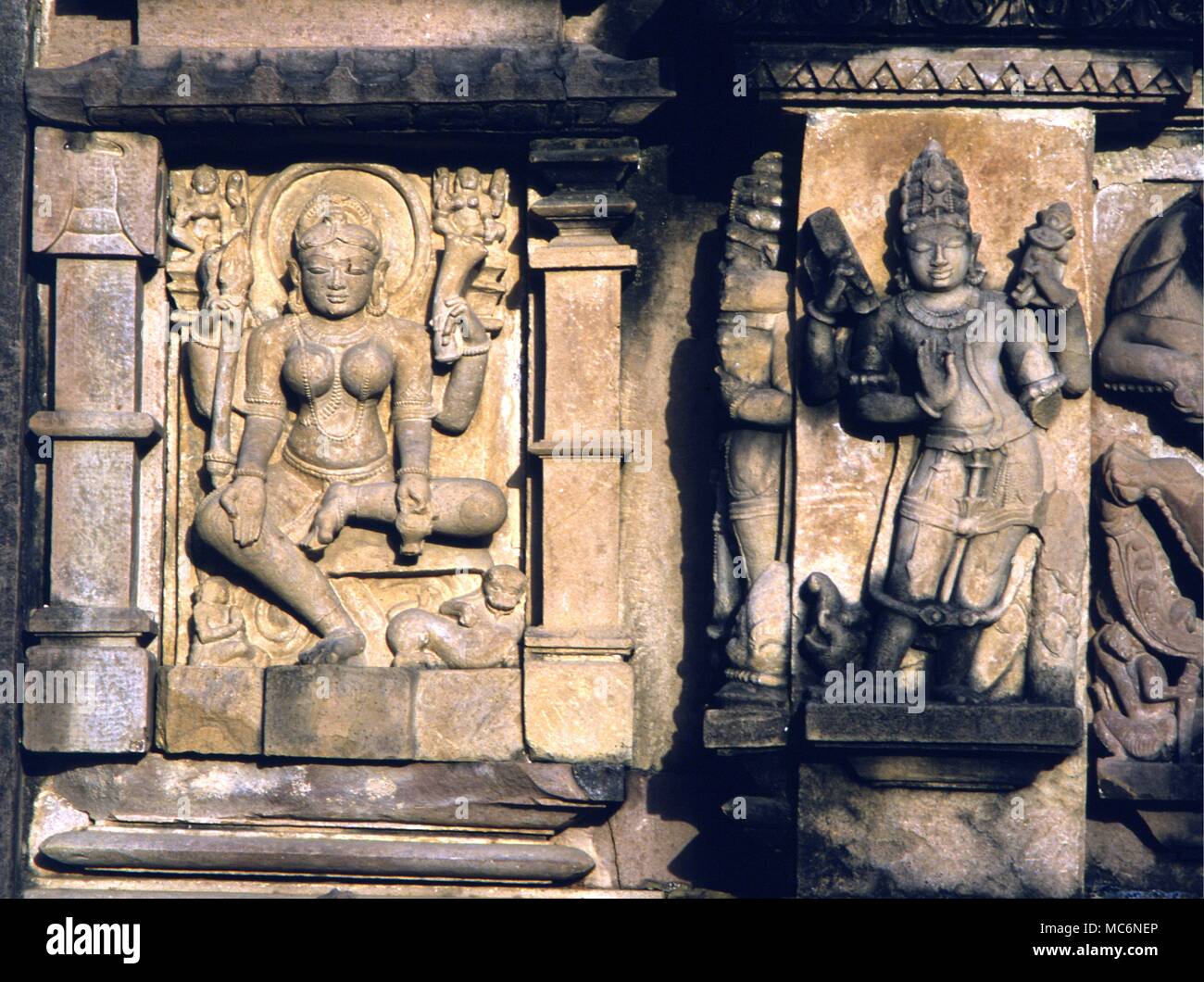 Sculptures de Khajuraho Inde sacrée sur la façade du temple Lakshmana Khajuraho AD 950 Banque D'Images