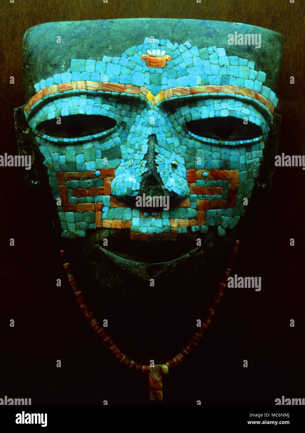 Masque, faite de tesselles de mosaïque de turquoise, corail et shell. Toltèques. Dans le Antrhopolocial Nationala Museum, Mexico. Banque D'Images