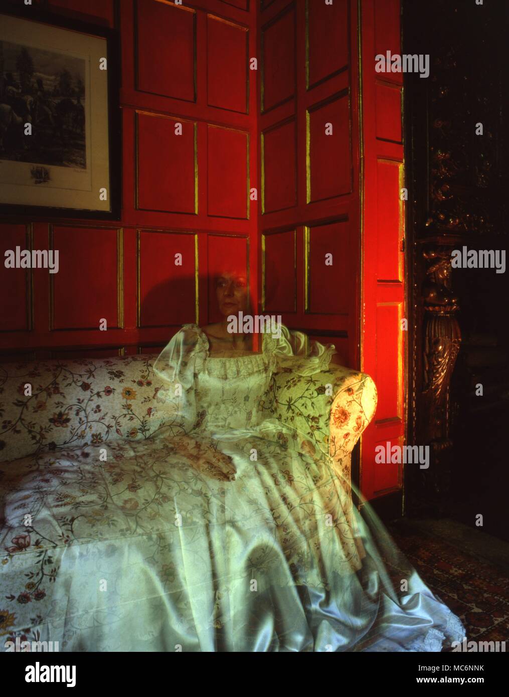 Maison Littledean prétend être le plus hanté [ie, le plus ghosts] en Angleterre. Cette image a été faite dans la bibliothèque lambrissée de Littledean House, Gloucestershire. Banque D'Images