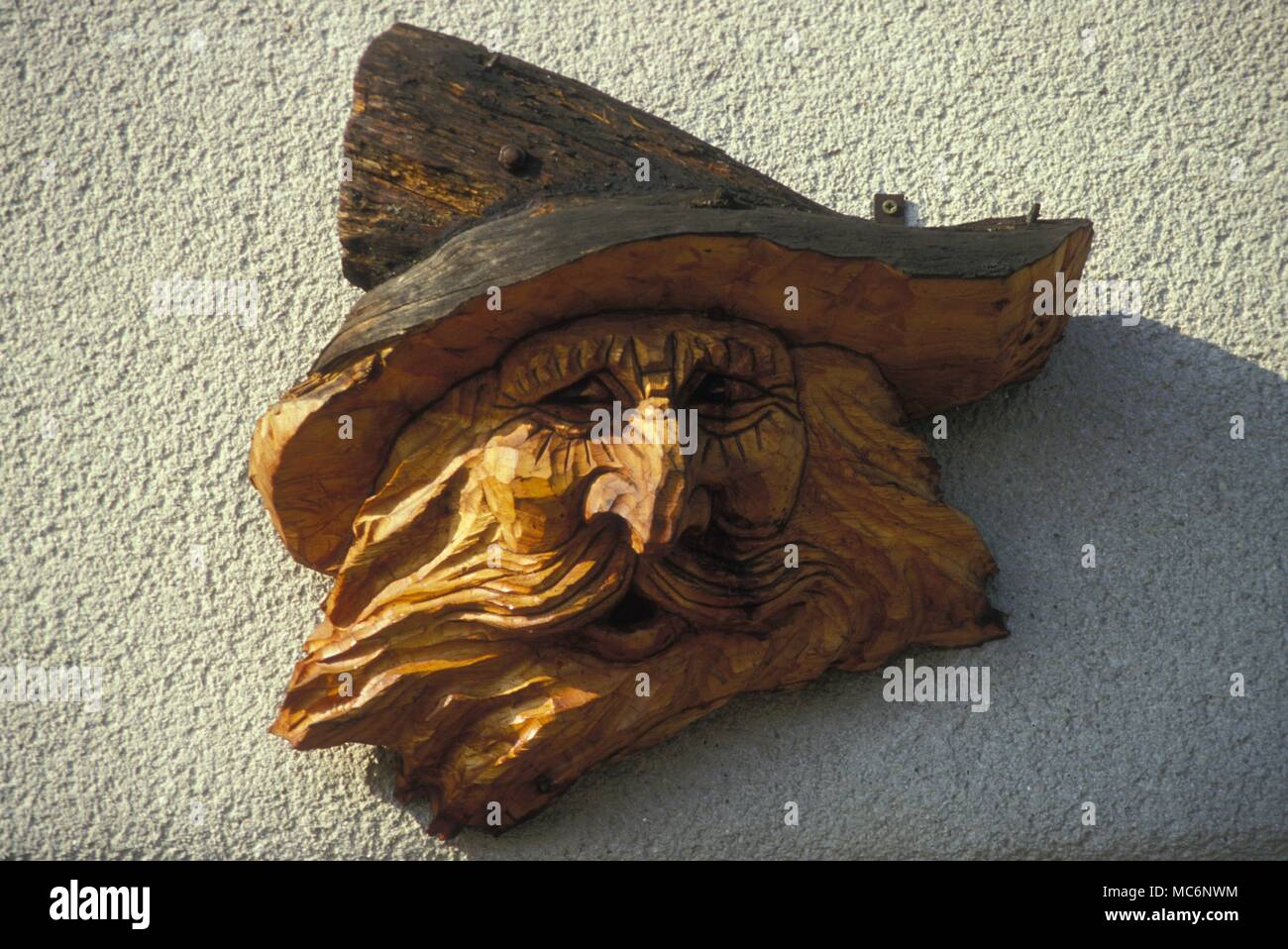 Sculpture sur bois traditionnel de la Terre, élémentaire ou de Troll, de l'extérieur d'une maison près de la frontière allemande, Suisse Banque D'Images