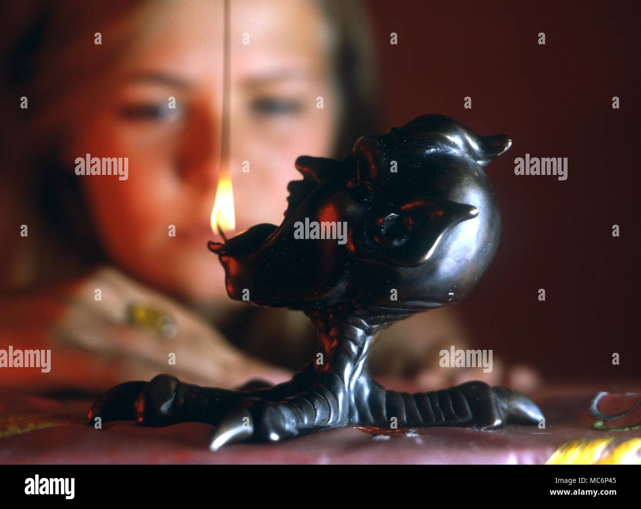 La divination par le biais du mouvement d'une flamme d'une lampe. Parfois, la divination est effectuée à partir de la circulation de la fumée d'une lampe. Dans de nombreux cas, l'utilisation de devins lampes spécialement conçus. 2004 Charles Walker / Banque D'Images