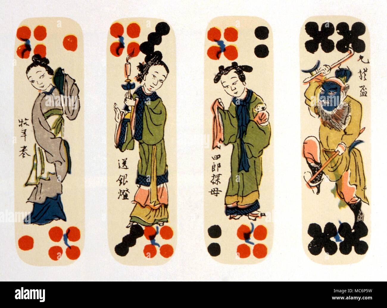 Chinois jeux cartes domino, avec certains des caractères de 'l'histoire de la banque du fleuve'. Ces cartes sont utilisées à la fois comme un jeu et dans un simple système de divination. À partir de l'édition de 1930 de C P l'histoire Hargave de cartes à jouer Banque D'Images
