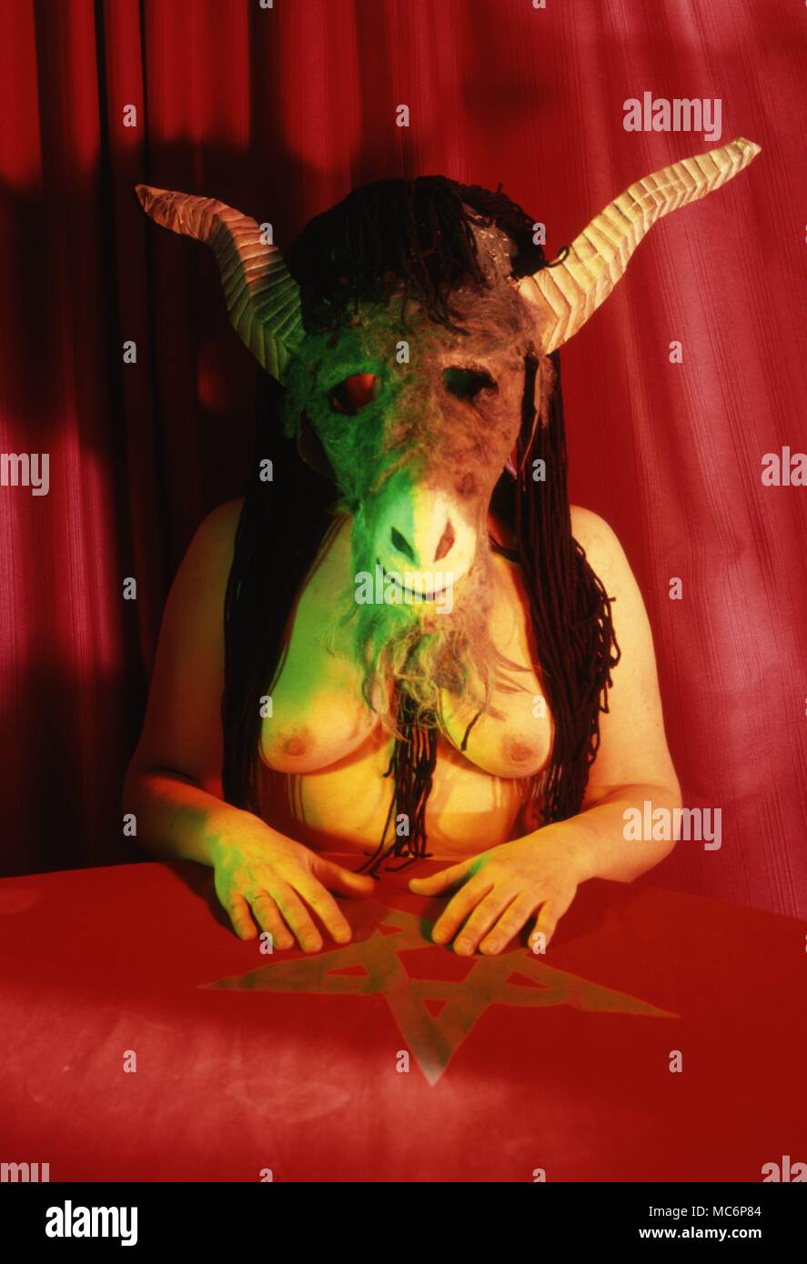 Masque de sorcière vêtue de Sabbatic Goat, en préparation d'un rituel. Banque D'Images