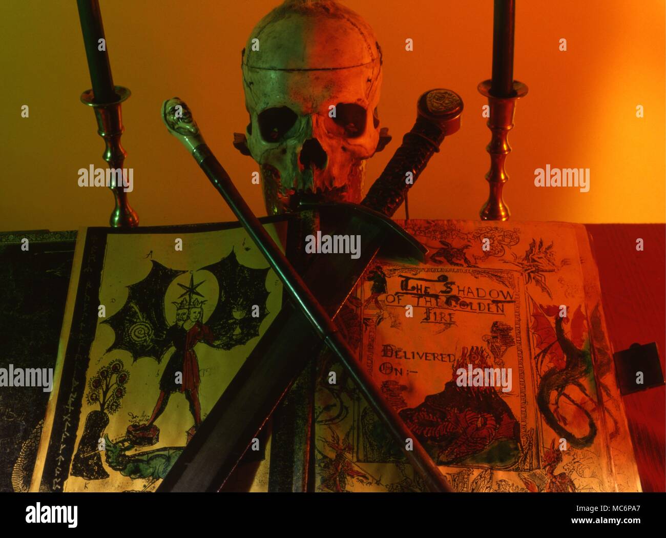 Les objets rituels de sorcellerie, y compris un grimoire et un crâne humain. Banque D'Images