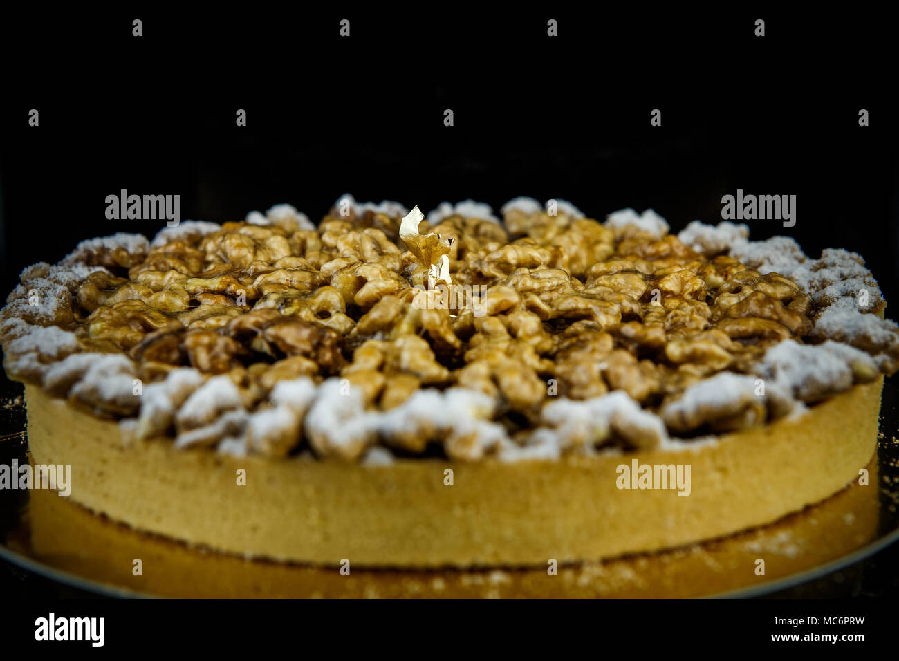 Gateau De Biscuits Faits Maison De Poudre D Amandes Sur Fond Noir Miroir D En Haut Photo Stock Alamy