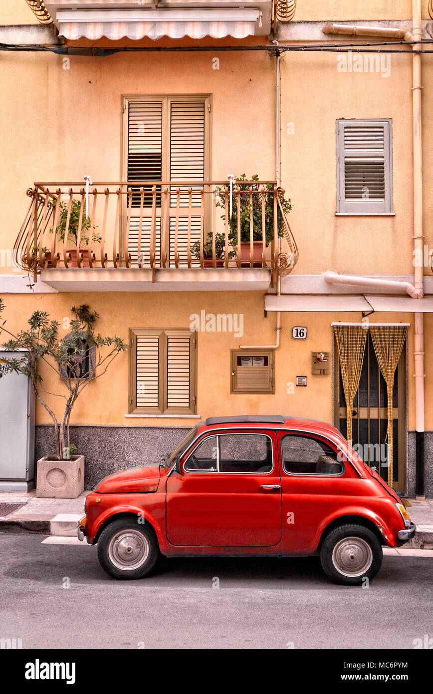 Fiat 500 Classic en stationnement sur une rue en Sicile Banque D'Images