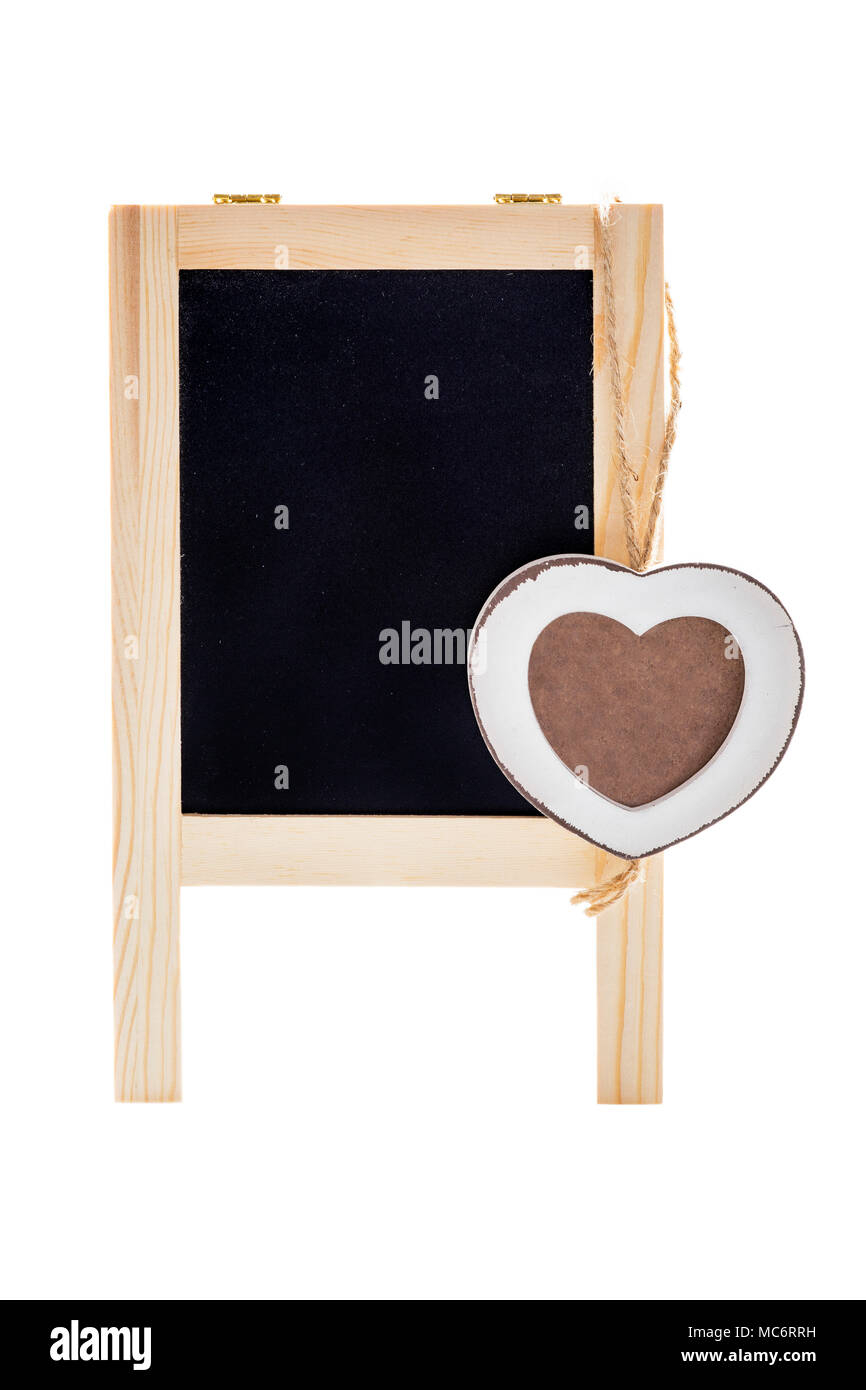 Chalk board vide noir en forme de coeur en bois avec cadre pour photo. Isolé sur blanc. Banque D'Images