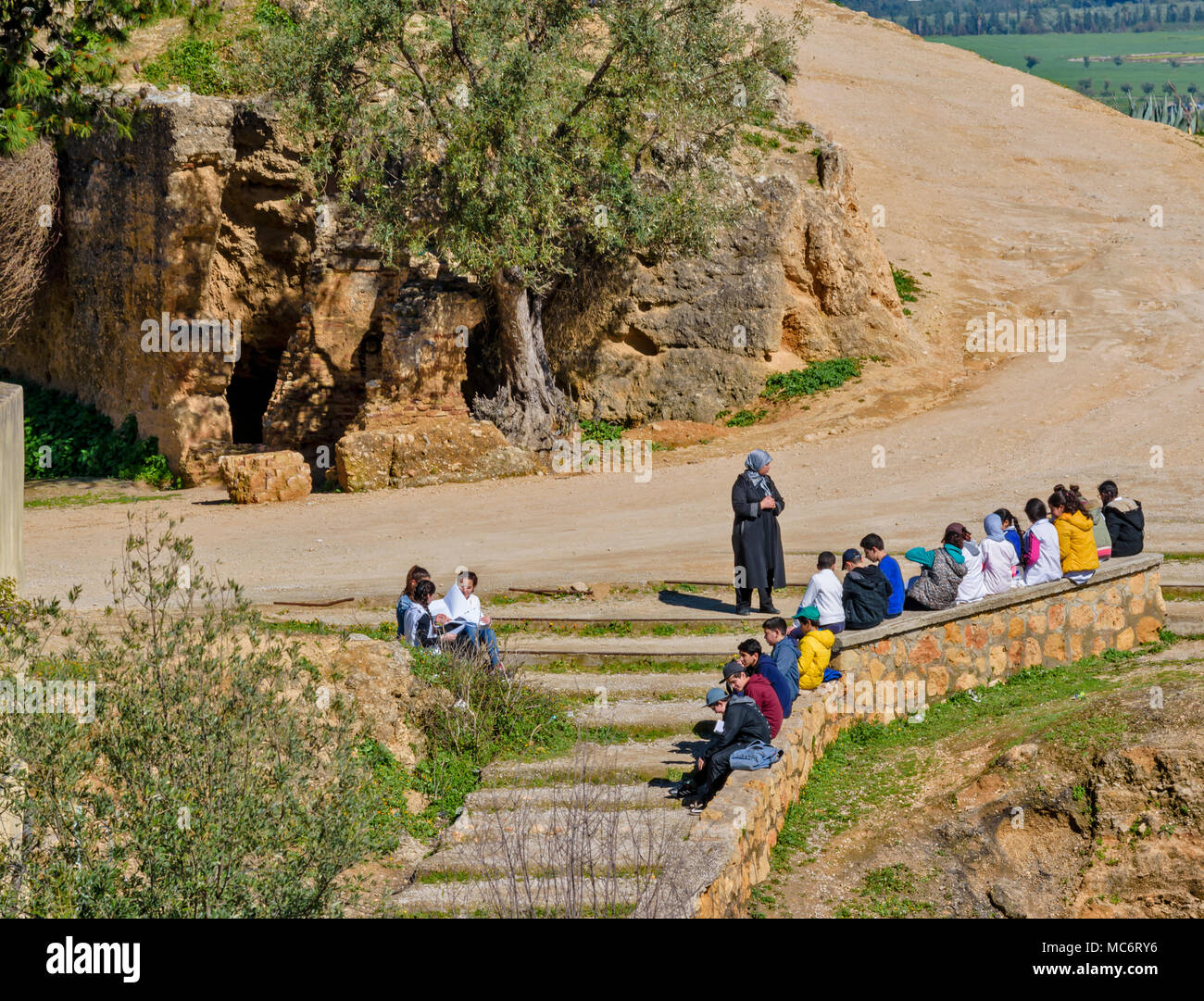 Maroc FES MEDINA LEÇON D'ÉCOLE EN PLEIN AIR PRÈS DE LA TOMBE DE L'MERENIDS AVEC VUE SUR LA VILLE Banque D'Images