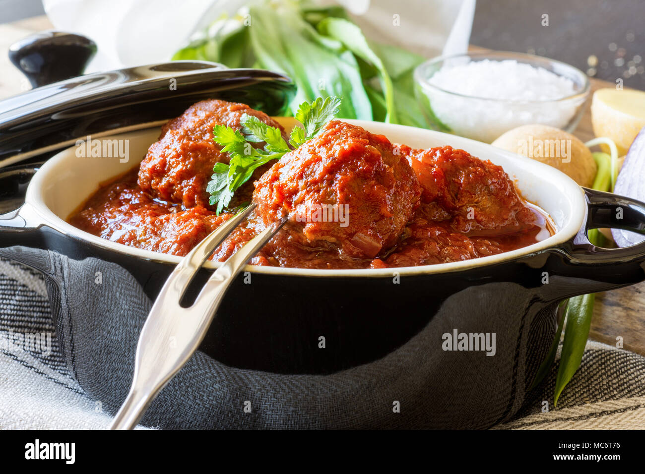 Boulettes de viande avec sauce tomate aigre-douce Banque D'Images