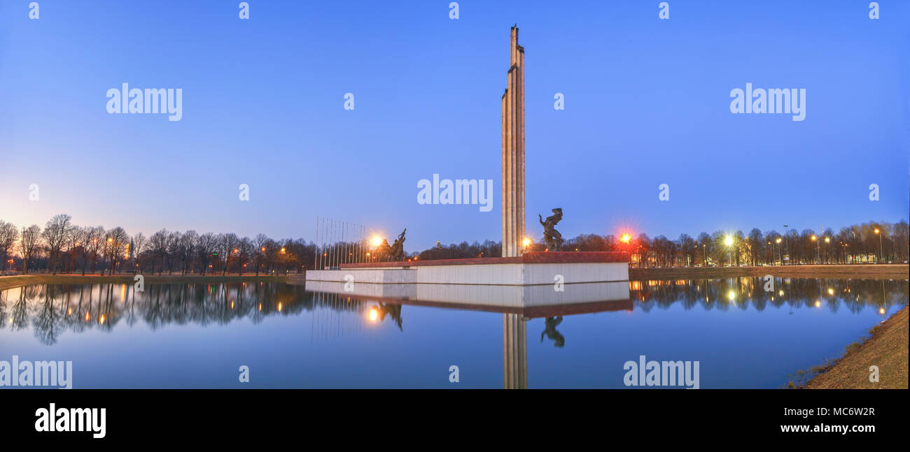 Monument à la victoire de l'Armée soviétique au crépuscule Banque D'Images