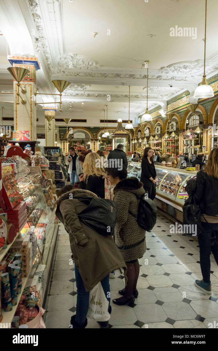 Comptoir bonbons, magasin de luxe Harrods, Brompton Road, Knightsbridge, Londres, Angleterre, Royaume-Uni Banque D'Images
