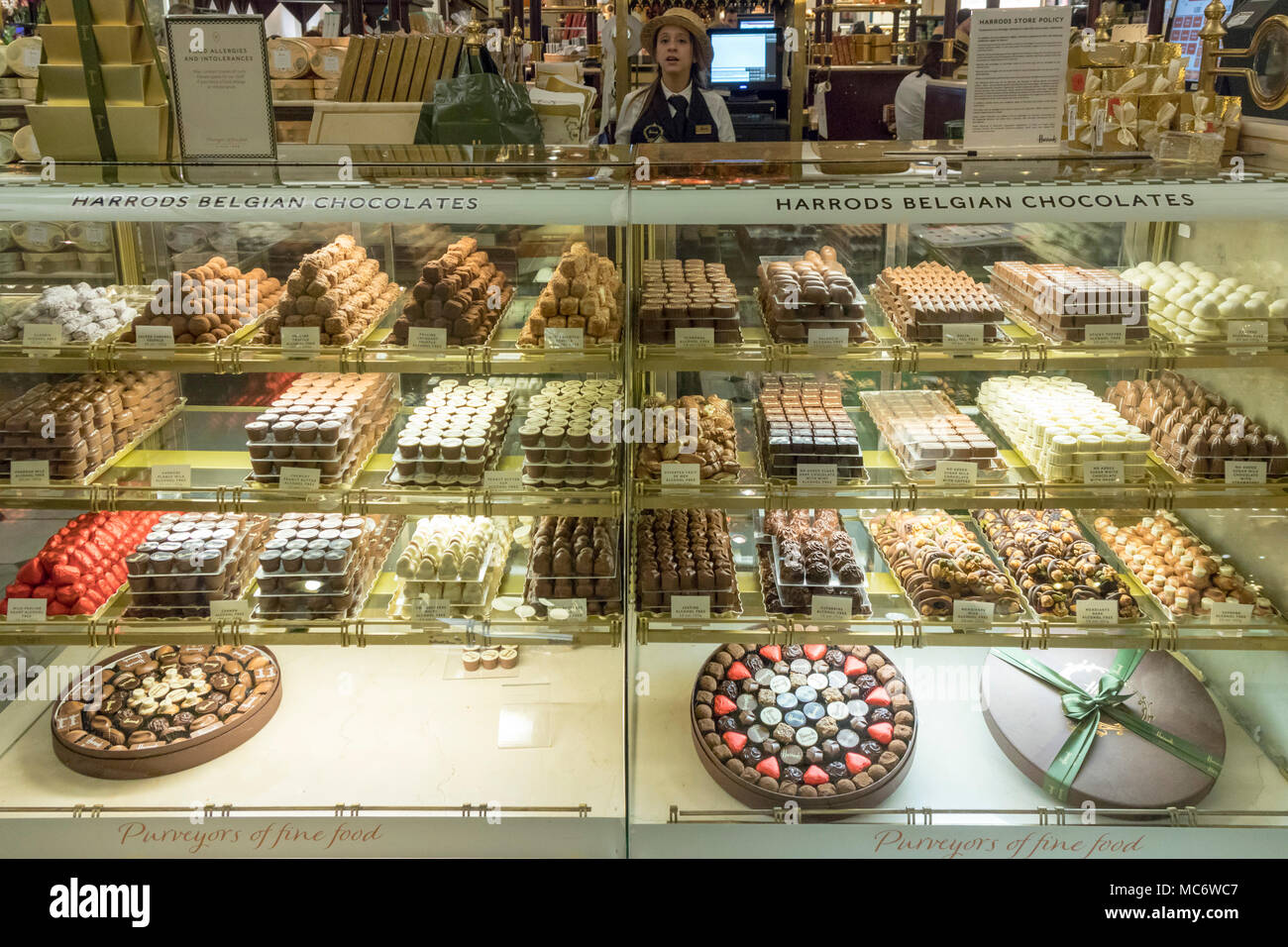 Des chocolats belges, magasin de luxe Harrods, Brompton Road, Knightsbridge, Londres, Angleterre, Royaume-Uni Banque D'Images