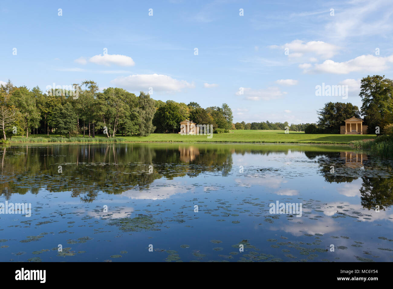 Les Pavillons Du Lac, paysage de jardins, Stowe Stowe House, dans le Buckinghamshire, Angleterre, RU Banque D'Images