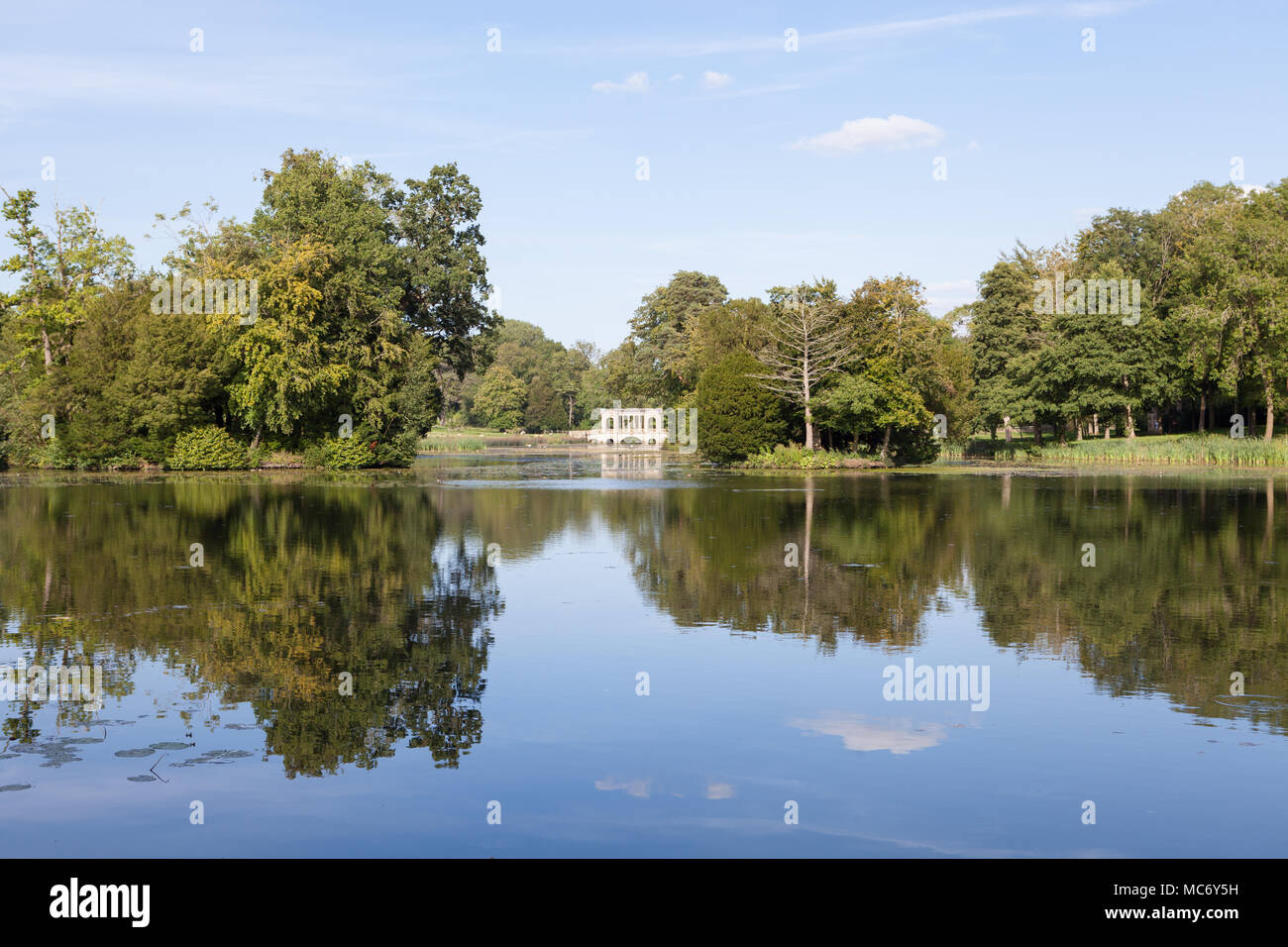 Lac avec pont palladien en arrière-plan, paysage de jardins, Stowe Stowe House, dans le Buckinghamshire, Angleterre, RU Banque D'Images