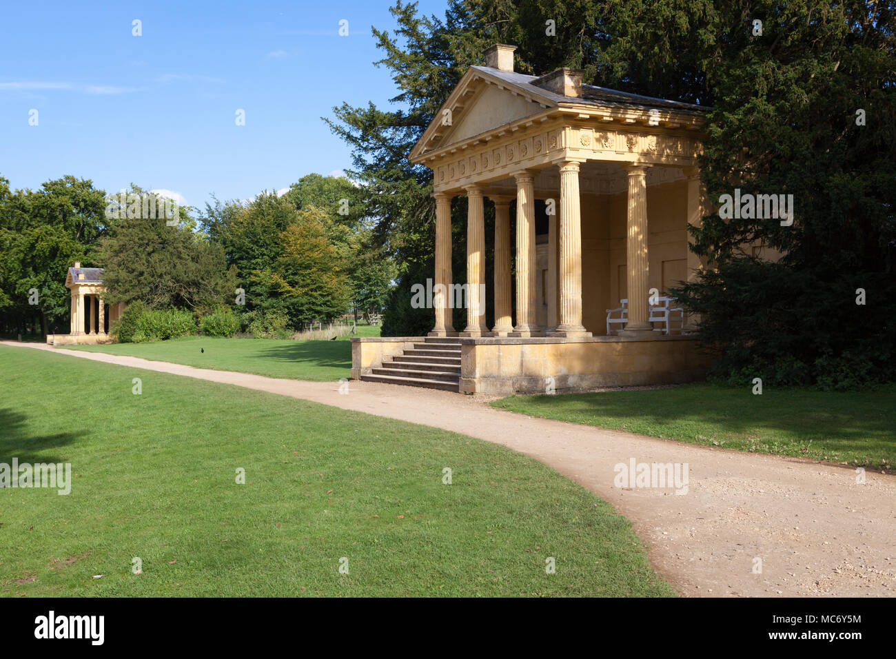 Les Pavillons Du Lac, paysage de jardins, Stowe Stowe House, dans le Buckinghamshire, Angleterre, RU Banque D'Images