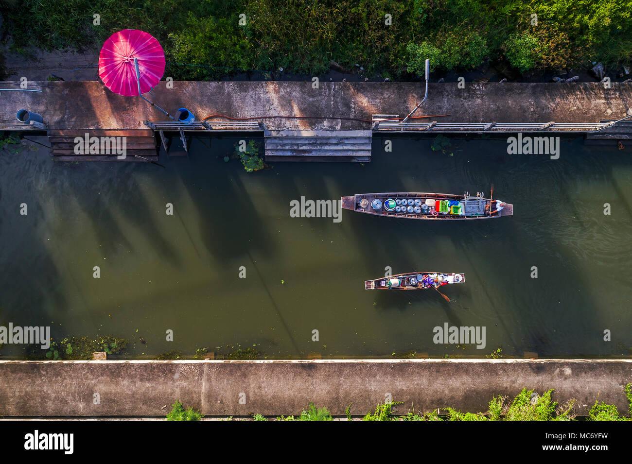 Vendeurs locaux bateau vers le marché flottant de vendre des aliments et légumes aux gens durant dimanche matin, Thaïlande Banque D'Images