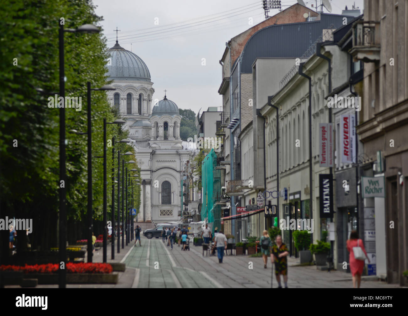 L'Avenue Laisves et Saint Michel Archange's Church, Kaunas, Lituanie Banque D'Images