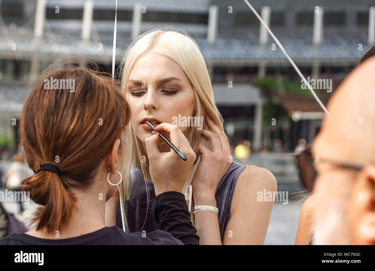 MILAN, ITALIE - 28 SEPTEMBRE : les gens pendant la semaine de la mode de Milan, Italie Le 28 septembre 2017. Fashion Show Backstage avec maquilleur et coiffeur dans la rue Banque D'Images