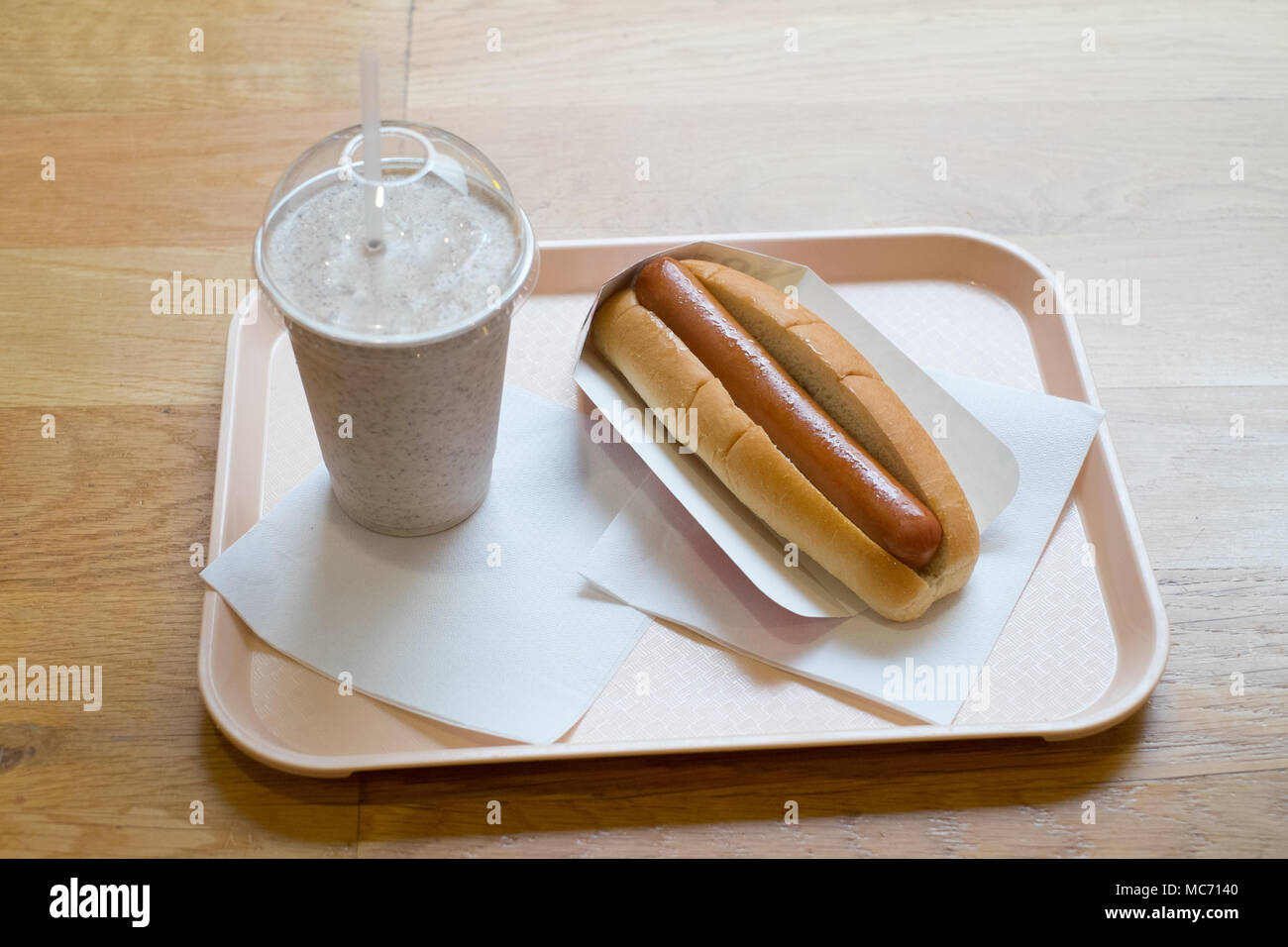 Hot-dog et biscuit aux brisures de chocolat milk shake repas à emporter. Banque D'Images