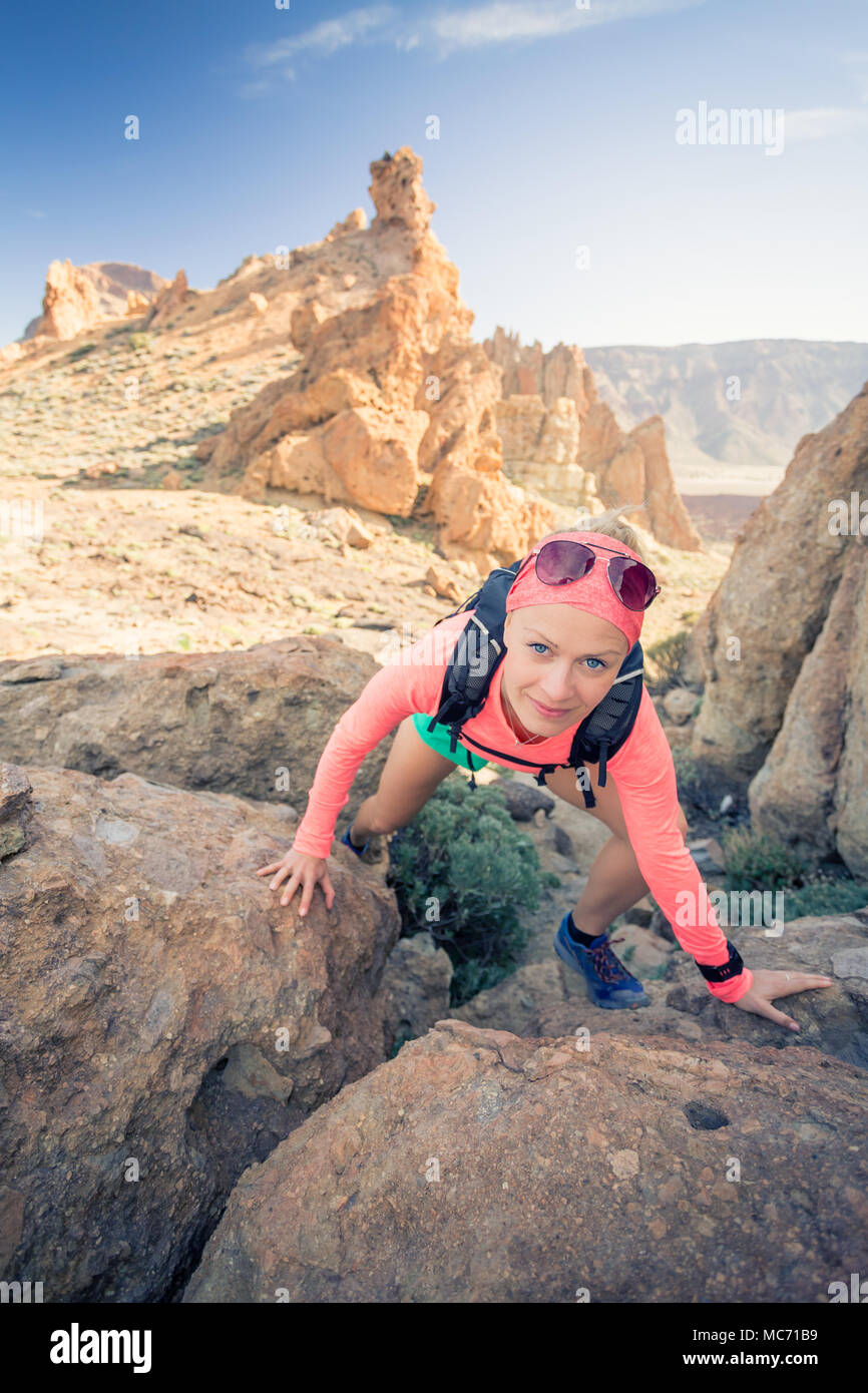 Randonneur femme atteint sommet de la montagne. Grimpeur ou coureur à pied et à la recherche d'inspiration au paysage sur sentier rocheux sur Tenerife, Canaries Espagne. F Banque D'Images