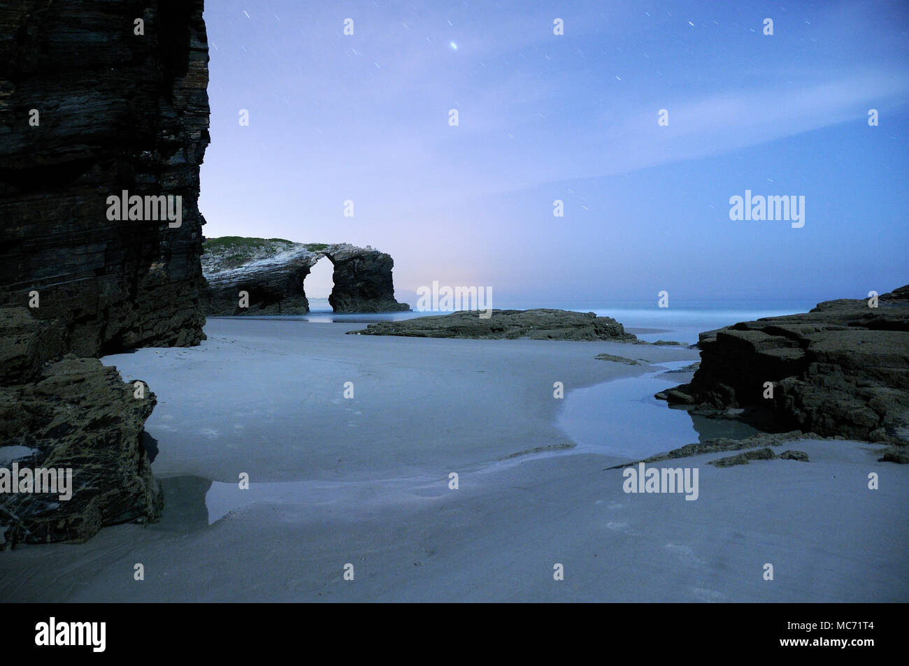 La photographie de nuit de paysage, plage des Cathédrales , Monument naturel, Asturias, Espagne. Banque D'Images