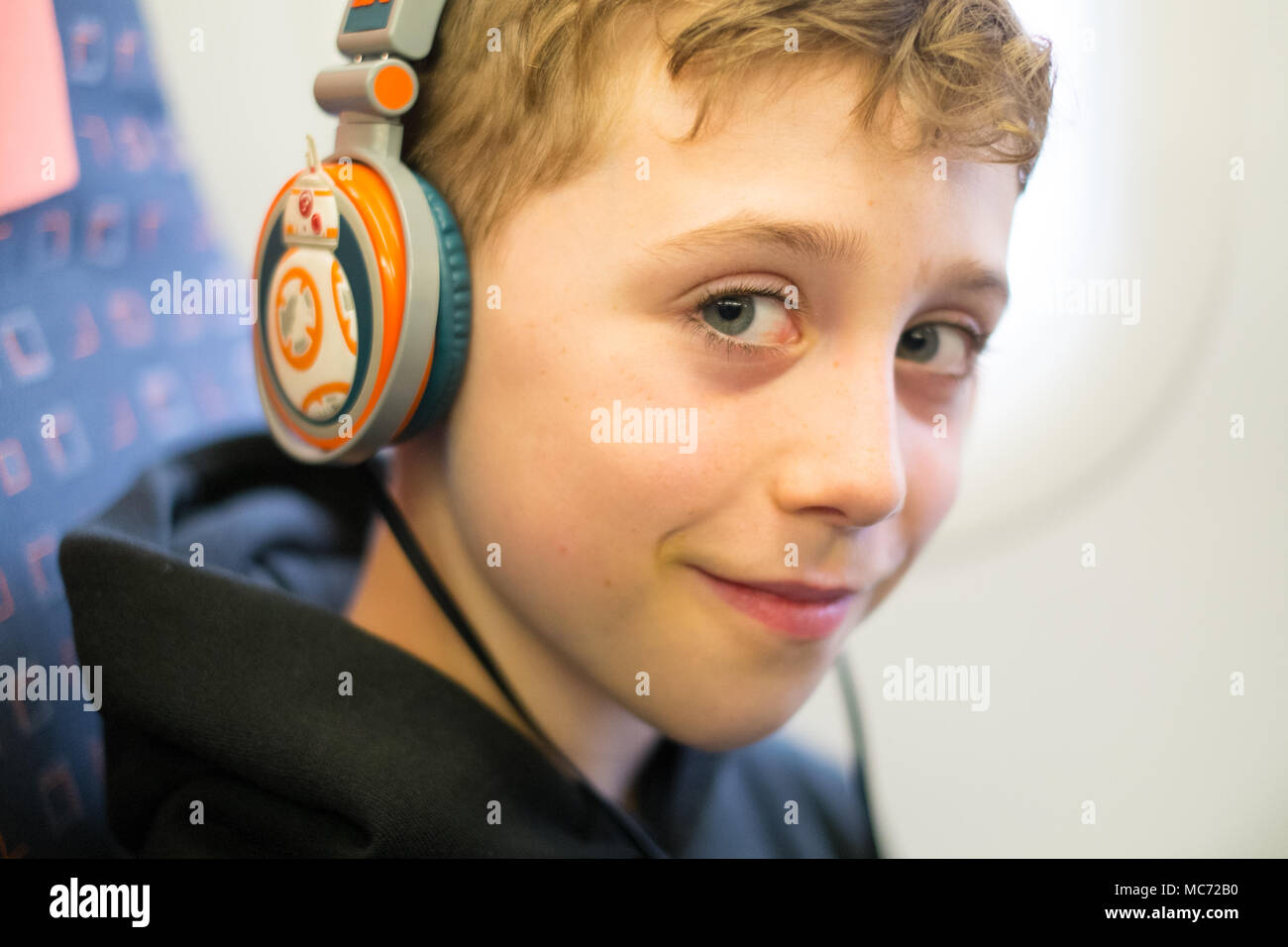 Garçon de huit ans sur un vol Easy jet entre Londres Gatwick LGW et Vienne Autriche VIE Banque D'Images