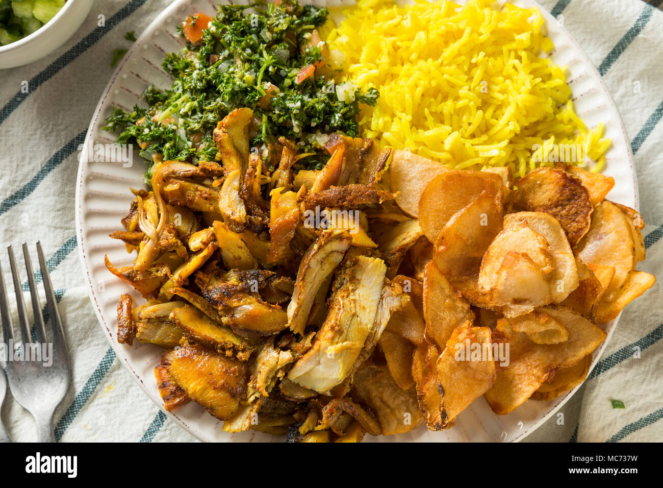 Assiette de shawarma au poulet Banque de photographies et d'images à haute  résolution - Alamy
