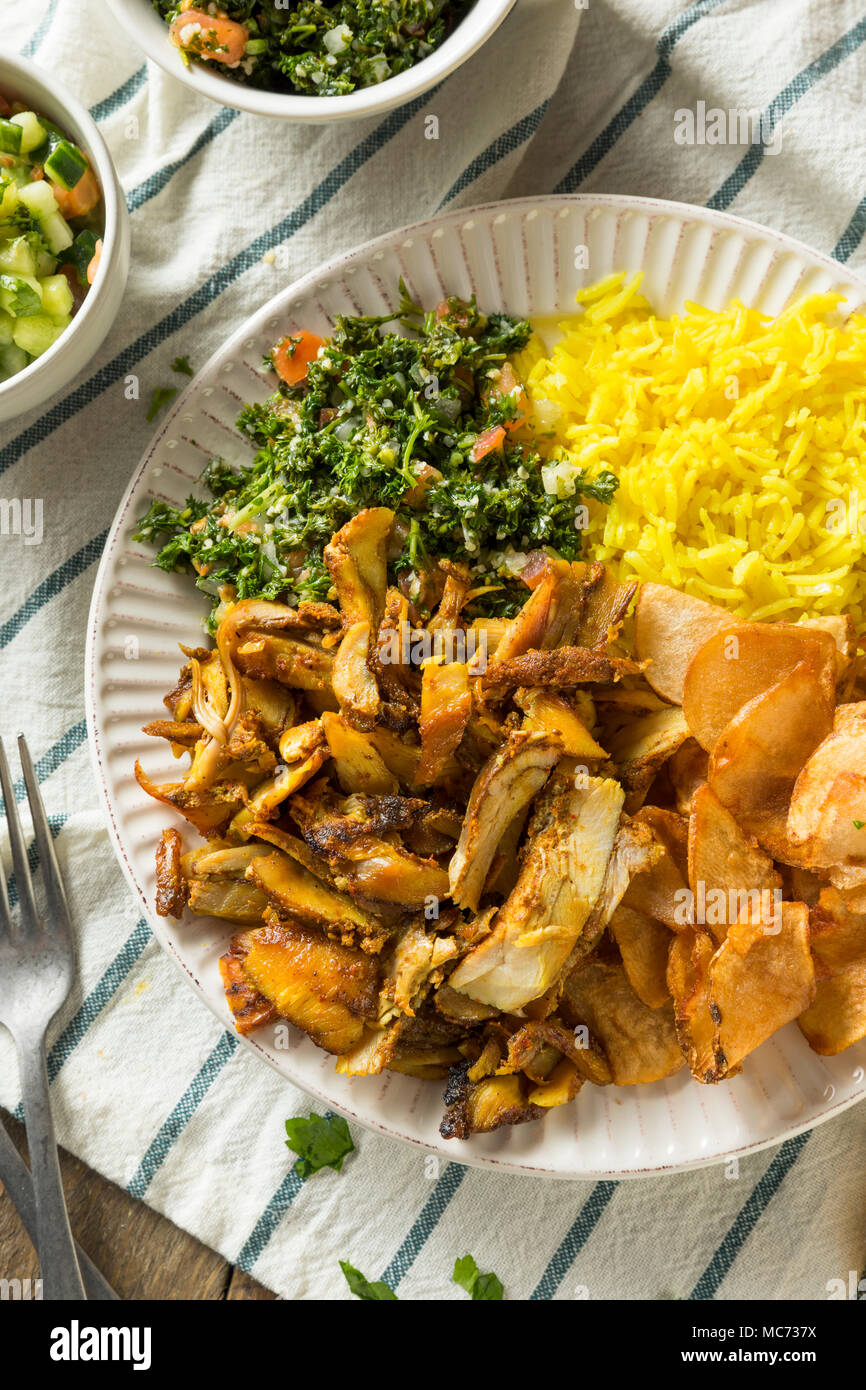 Poulet Shawarma fait maison avec la plaque et le Riz Salade Banque D'Images