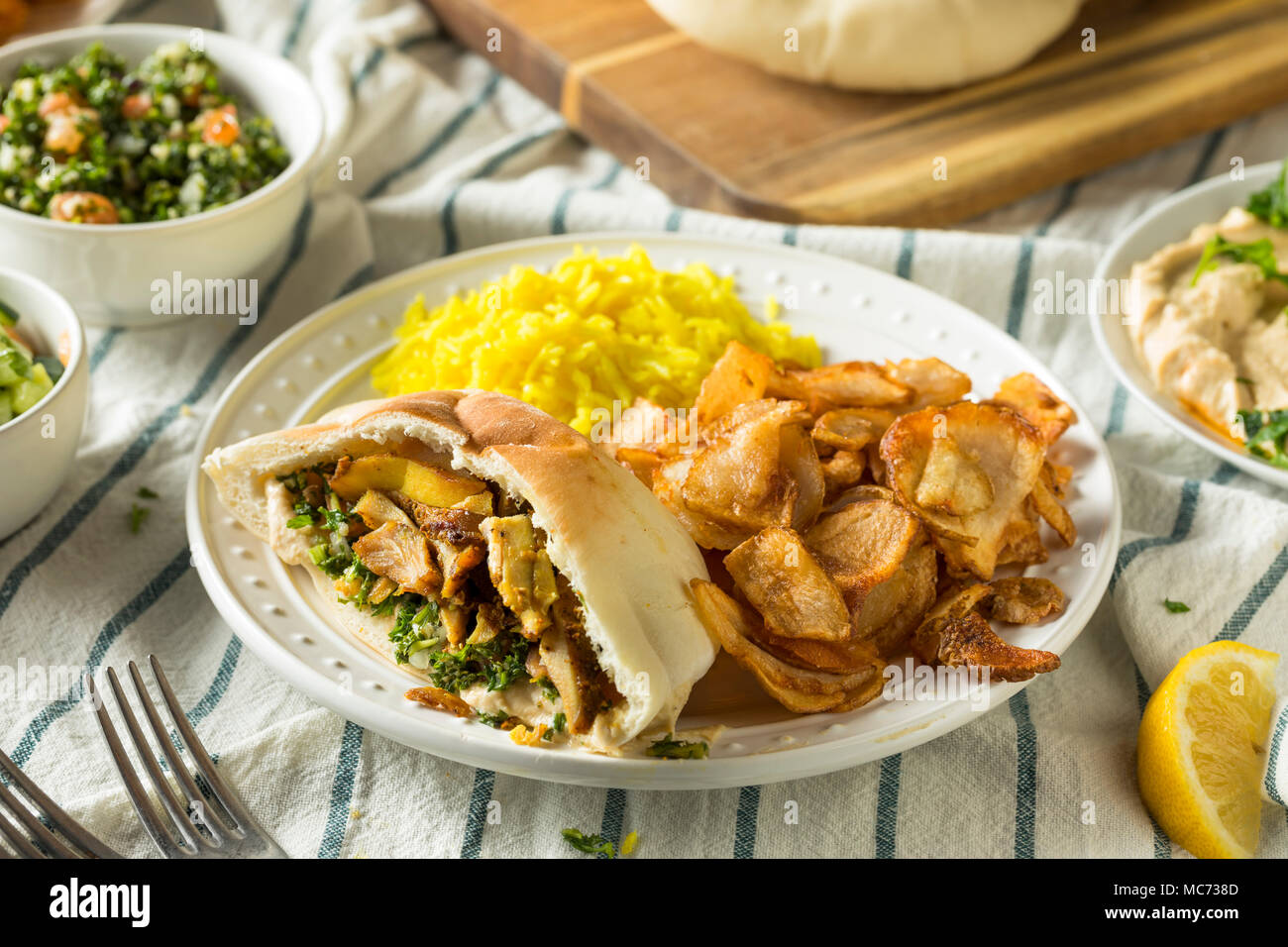 Poulet Shawarma fait maison avec la plaque et le Riz Salade Banque D'Images