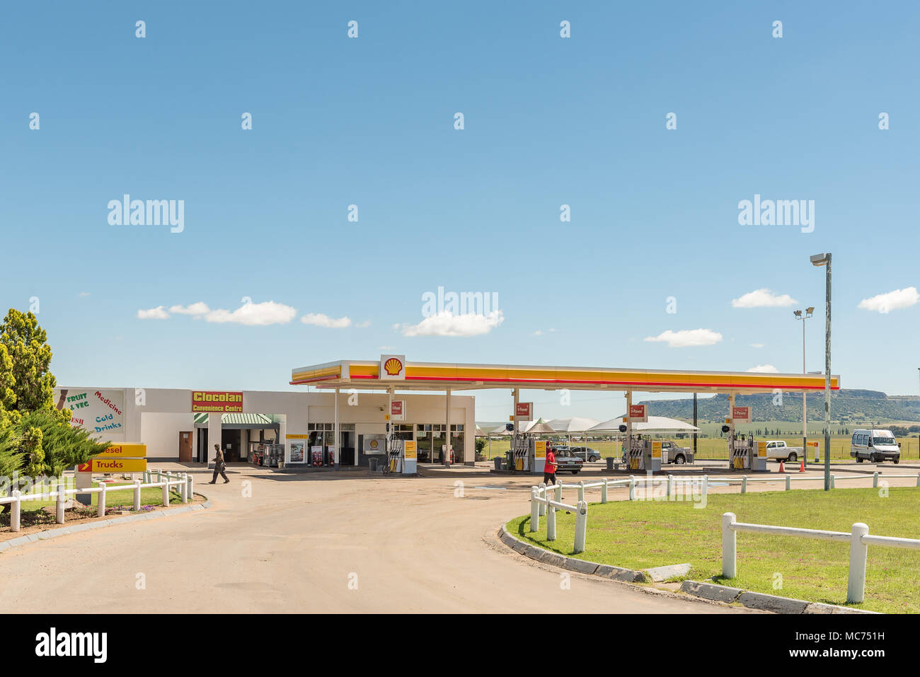 CLOCOLAN, AFRIQUE DU SUD - 12 mars 2018 : une scène de rue avec une station service à Clocolan dans l'Est de la province de l'État libre, près de la frontière avec le Lesotho Banque D'Images