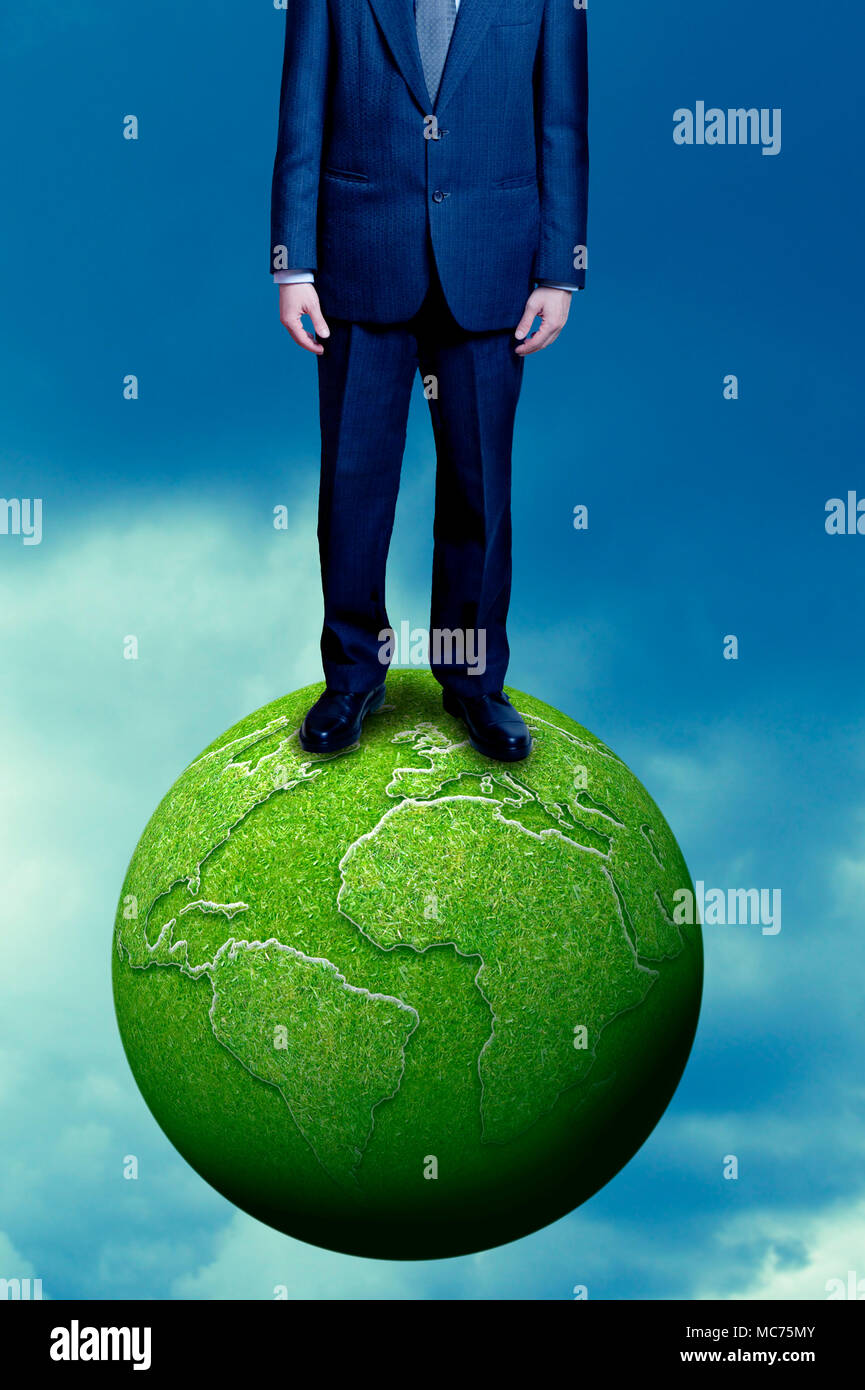 Homme debout sur la terre verte, le développement durable et la responsabilité sociale de l'entreprise concept Banque D'Images